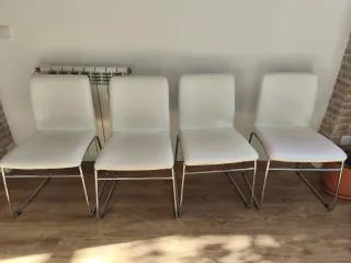 4 Sillas Piel Blanca Patas Metal