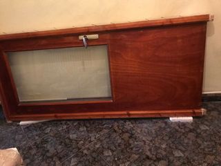 Puerta de madera con cristal