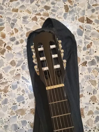 Guitarra española, funda y soporte