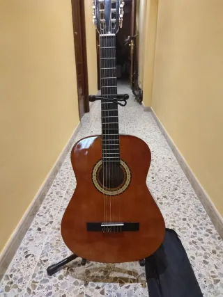 Guitarra española, funda y soporte