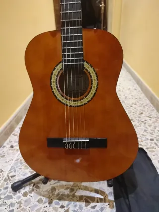 Guitarra española, funda y soporte