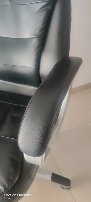 Sillón de oficina negro y plateado