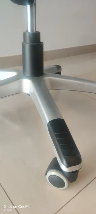 Sillón de oficina negro y plateado