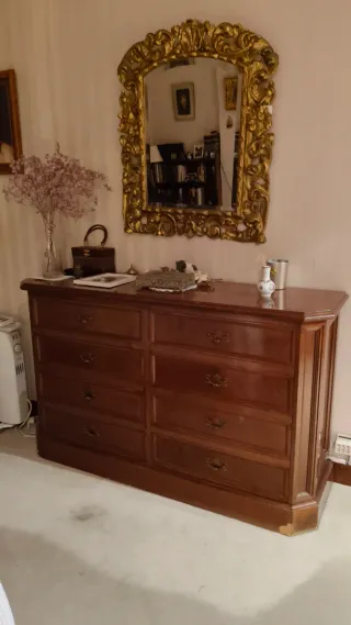 Cómoda de madera con marquetería