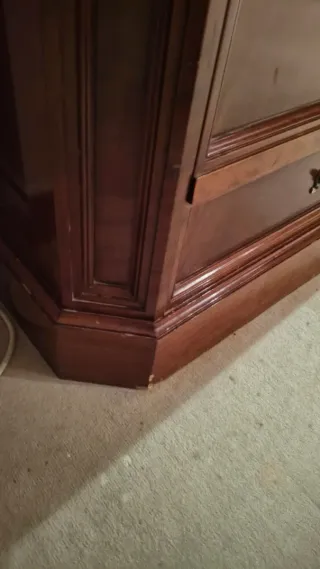 Cómoda de madera con marquetería