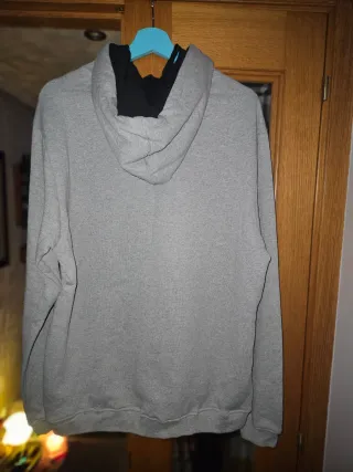Sudadera gris con capucha