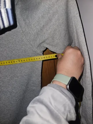 Sudadera gris con capucha