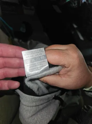 Sudadera gris con capucha