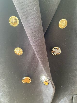 Americana Mango Negra Botones Dorados