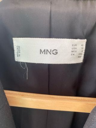 Americana Mango Negra Botones Dorados