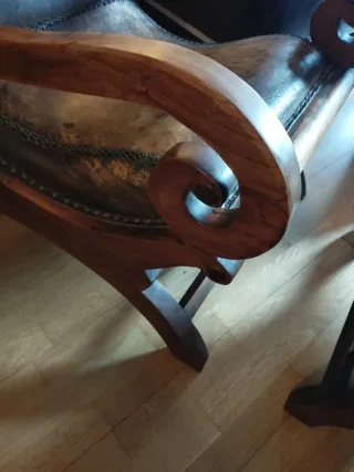 Butaca y reposapiés de cuero y madera.