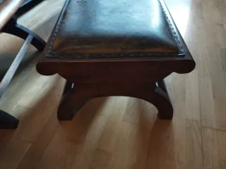 Butaca y reposapiés de cuero y madera.