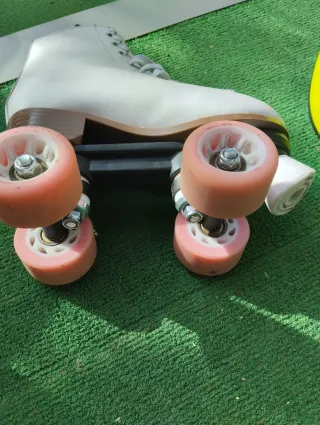 Pattini a rotelle bianchi, numero 35