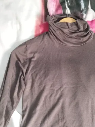 Camisa elástica de cuello alto marrón