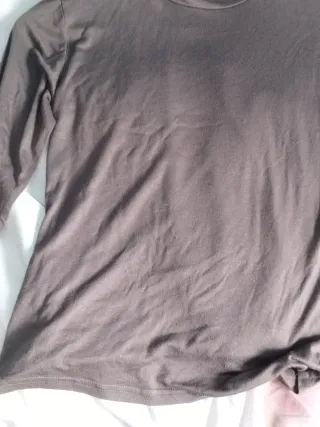 Camisa elástica de cuello alto marrón