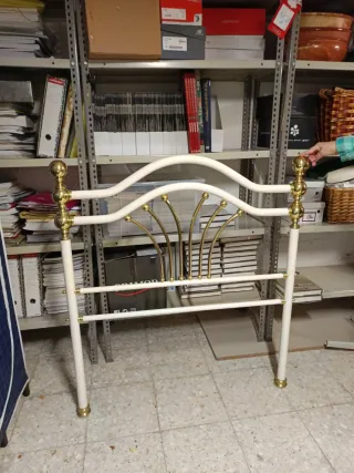 Cabecero de metal blanco y dorado de Peña Vargas