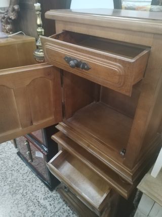 PAREJA DE MESITAS DE NOCHE RÚSTICAS