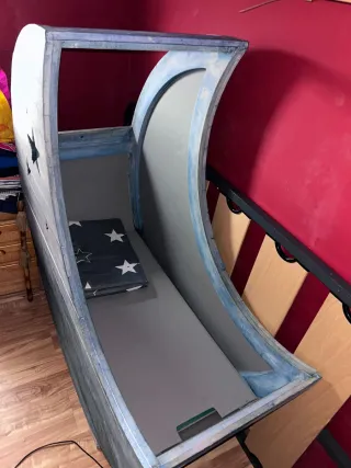 Cuna de madera con diseño de luna