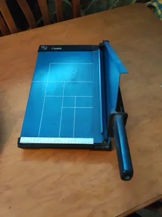 Guillotina de papel azul