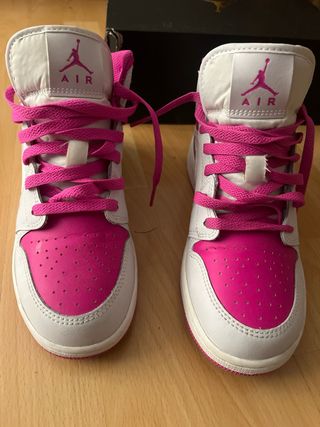 Nike Air Jordan 1 Mid Rosa y Blanco