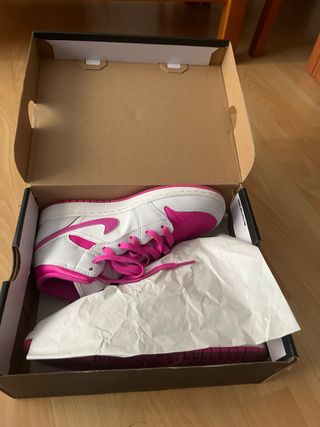 Nike Air Jordan 1 Mid Rosa y Blanco