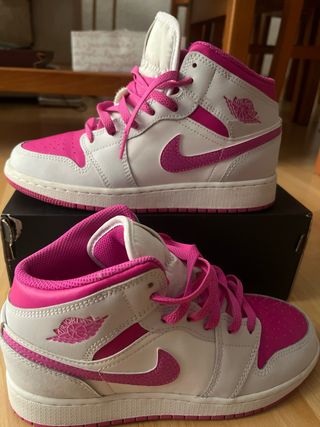 Nike Air Jordan 1 Mid Rosa y Blanco