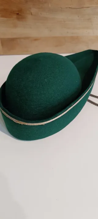 Feluca universitaria verde con escudo