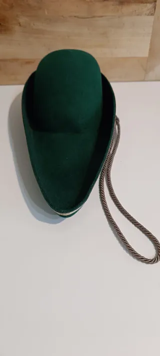 Feluca universitaria verde con escudo