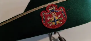 Feluca universitaria verde con escudo