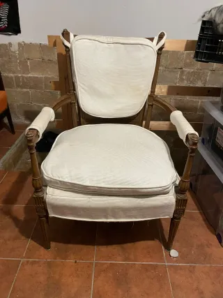 2 Sillones de madera con cojines blancos