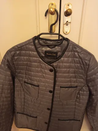 Chaqueta Massimo Dutti gris acolchada