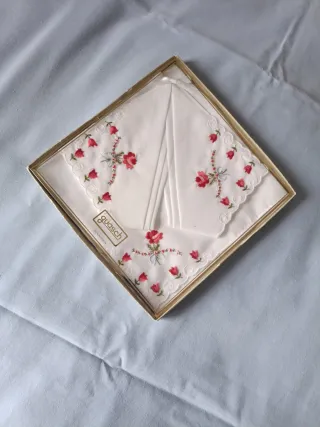 Sciarpe Guasch ricamate con fiori rossi