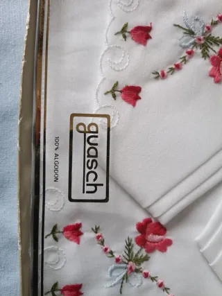 Sciarpe Guasch ricamate con fiori rossi