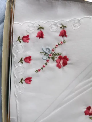 Sciarpe Guasch ricamate con fiori rossi