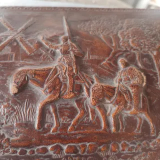 Caja joyero cuero repujado madera Don Quijote