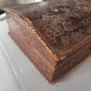 Caja joyero cuero repujado madera Don Quijote