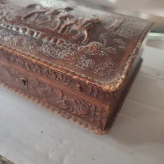 Caja joyero cuero repujado madera Don Quijote