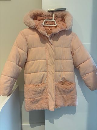 Cappotto rosa con cappuccio e fodera in pelliccia