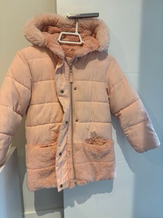 Cappotto rosa con cappuccio e fodera in pelliccia