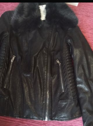 Chaqueta Guess Negra Piel Sintética con Borrego