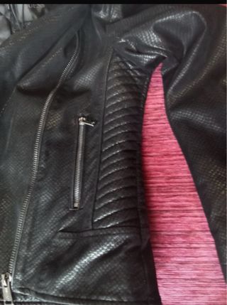 Chaqueta Guess Negra Piel Sintética con Borrego