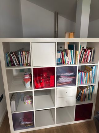 Estantería modular blanca.