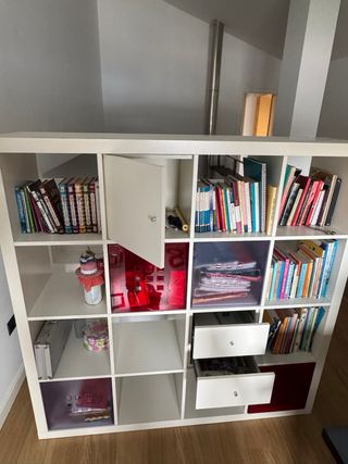 Estantería modular blanca.