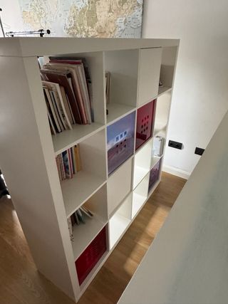 Estantería modular blanca.