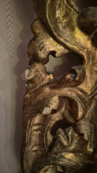 Espejo Antiguo Dorado con Marco Tallado