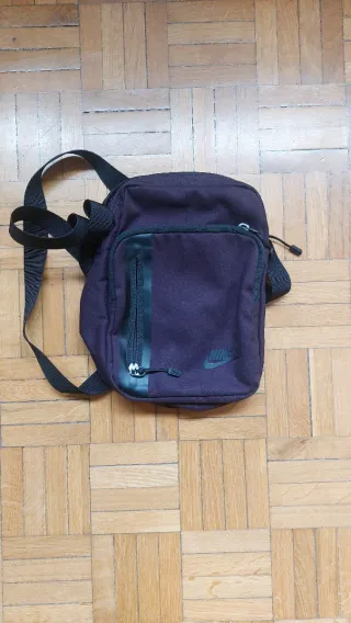 Bandolera Nike Negra y Morada