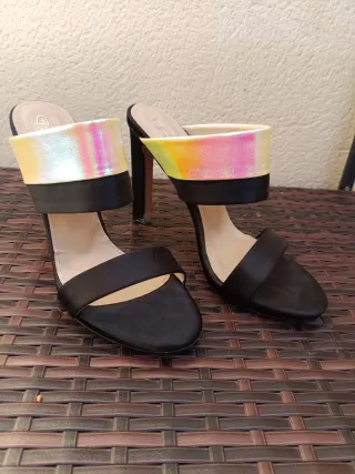 Sandalias negras y multicolor