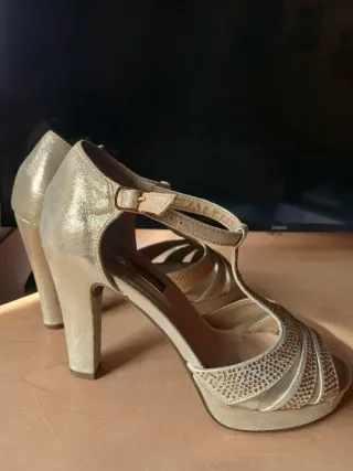 Zapatos de fiesta dorados con tacón