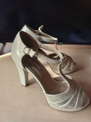 Zapatos de fiesta dorados con tacón