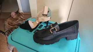 Mocasines negros con detalle metálico